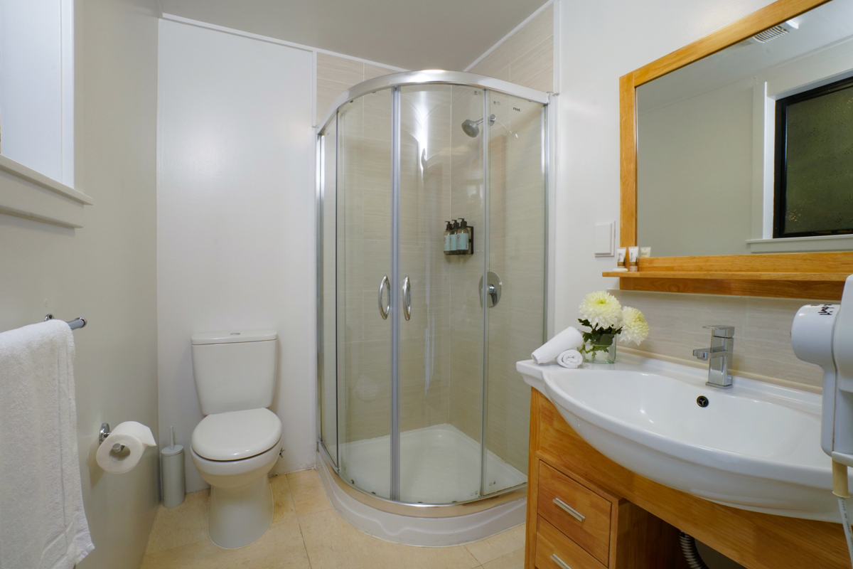 Portage Resort Korimako 2 bed bathroom