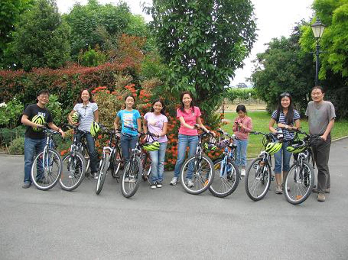 Family_on_bikes